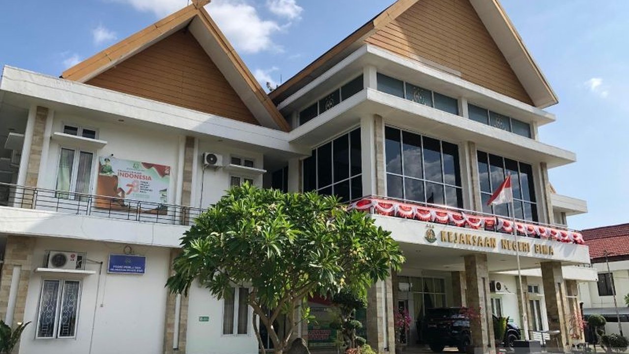 Kejari Bima masih menunggu hasil audit kerugian negara dari Inspektorat Kota Bima terkait kasus dugaan korupsi kredit fiktif di sebuah bank BUMN Cabang Pembantu Woha, Kabupaten Bima, NTB, yang merugikan delapan petani.