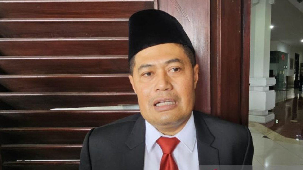 Pemkot Malang akan memulai renovasi 30-40 gedung SD dan SMP pada akhir Februari 2025 dengan anggaran Rp7 miliar,  menargetkan perbaikan atap sebagai prioritas utama untuk keselamatan siswa dan guru.