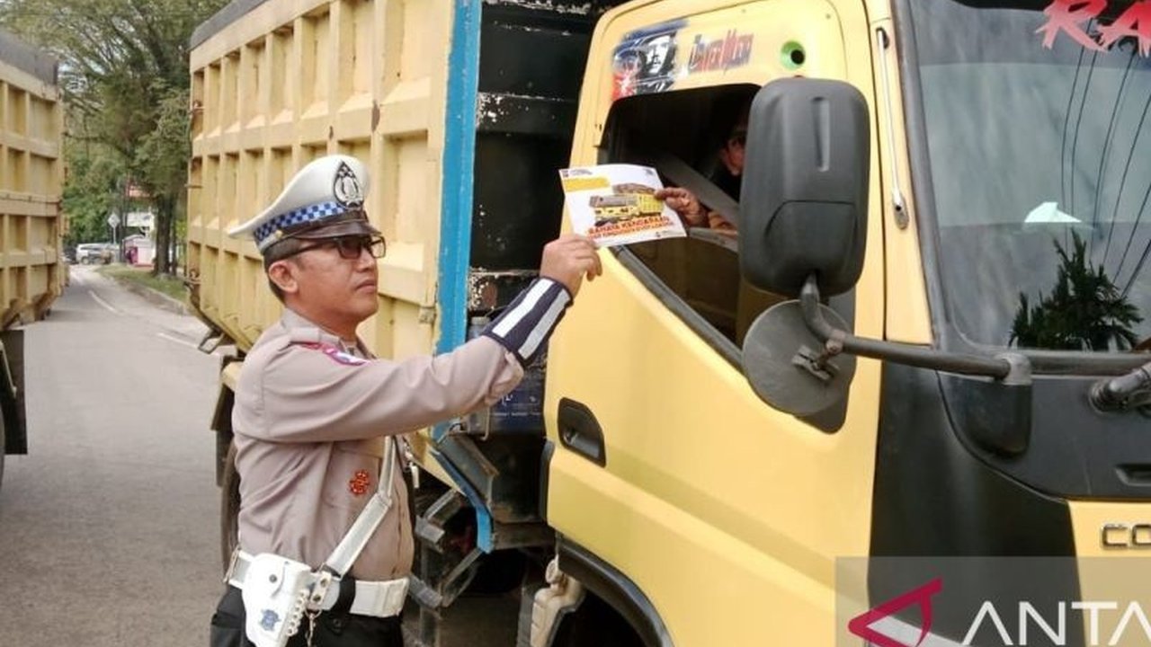 Satlantas Polresta Palangka Raya memberikan pendidikan masyarakat lalu lintas (Dikmas Lantas) kepada para sopir truk untuk meningkatkan kesadaran akan keselamatan dan kepatuhan berlalu lintas di jalan raya.