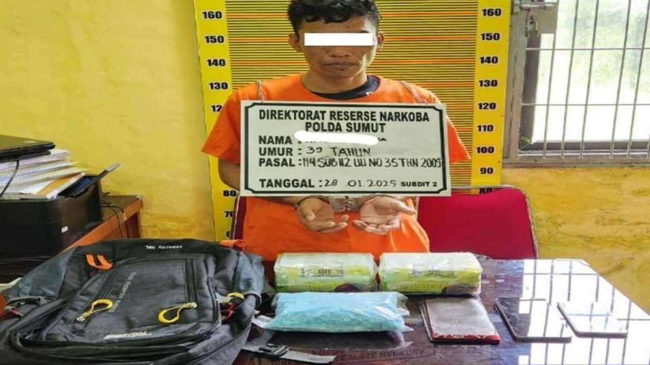 Polda Sumut berhasil menyita 2 kg sabu dan 2000 pil ekstasi dari seorang kurir, AS (39), di Kabupaten Asahan, dan kini memburu bandar berinisial M yang diduga terkait jaringan narkoba lintas negara.