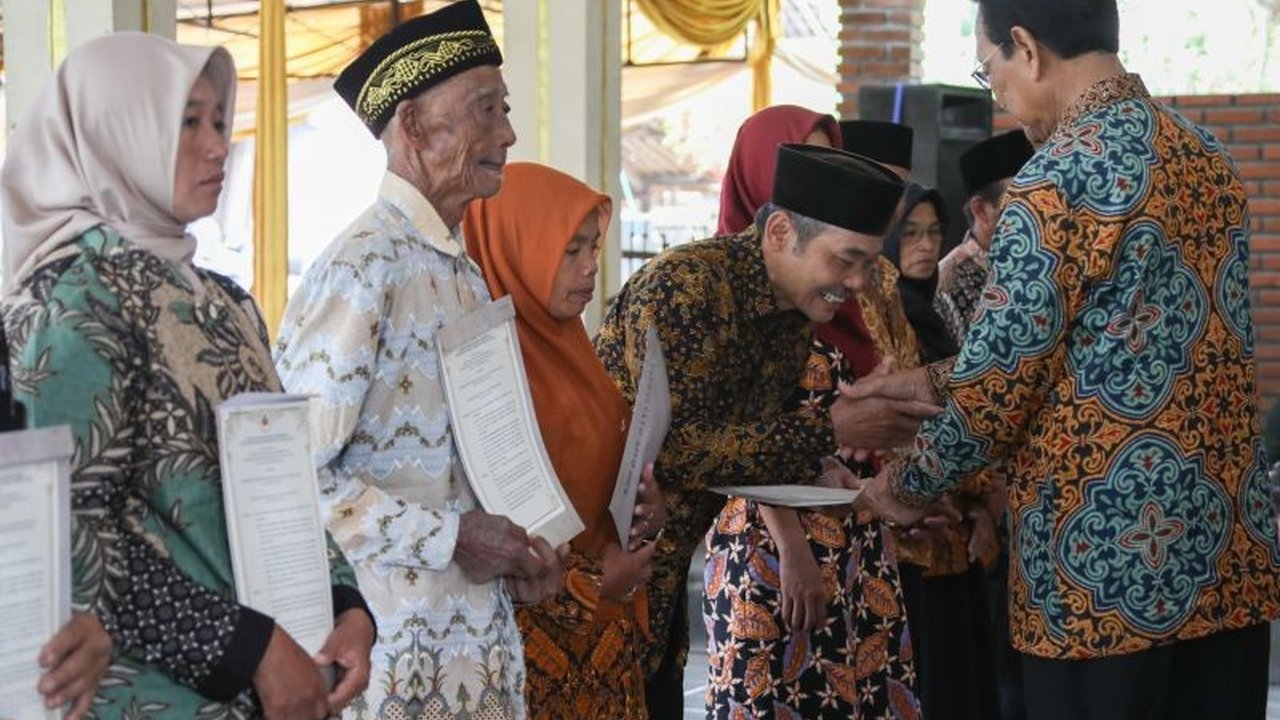 Sri Sultan Hamengku Buwono X menyerahkan 222 serat palilah kepada warga Sleman untuk memberikan kepastian hukum pemanfaatan tanah Sultan Ground, sekaligus menegaskan larangan jual beli tanah Kasultanan.