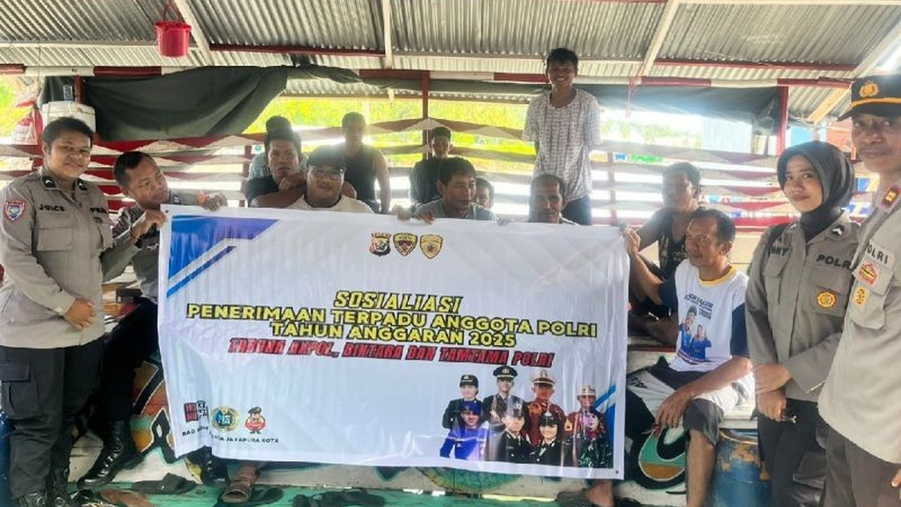 Bhabinkamtibmas Polresta Jayapura Kota gencar mensosialisasikan penerimaan anggota Polri tahun 2025 dengan sistem BETAH (bersih, transparan, akuntabel, humanis), memberikan informasi pendaftaran daring dan persyaratannya kepada warga.