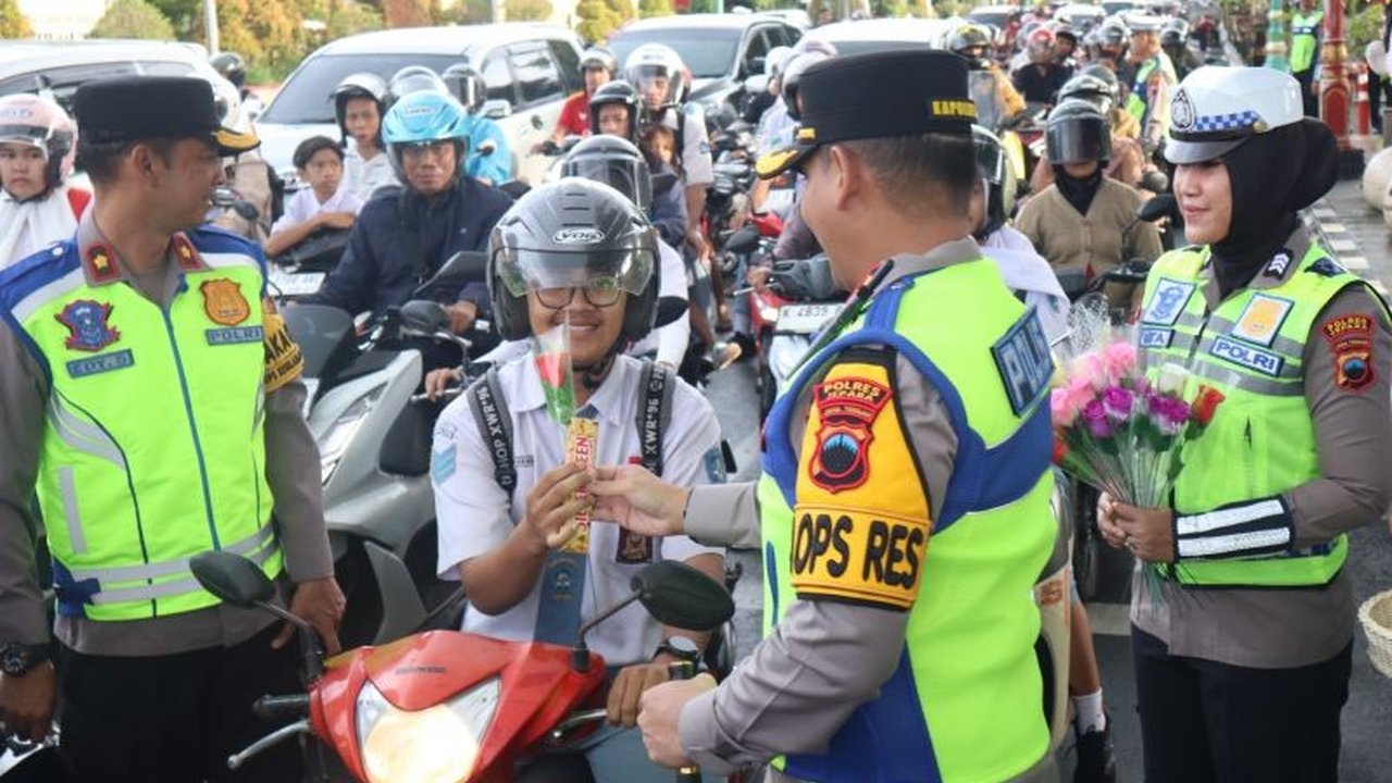 Polisi Jepara Bagi Cokelat, Kampanye Keselamatan Berkendara