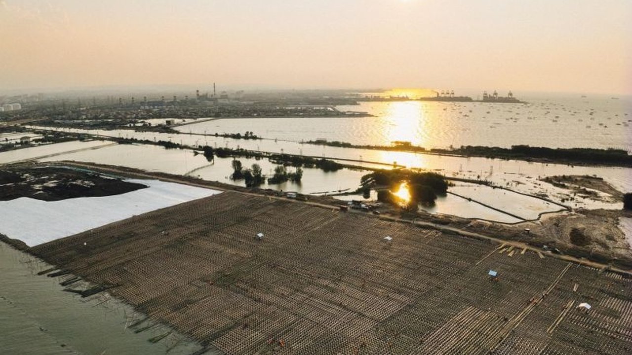 Proyek Jalan Tol Semarang-Demak Seksi 1B oleh WIKA telah mencapai progres 50% dan ditargetkan selesai pertengahan 2027, menawarkan solusi inovatif untuk konektivitas dan mitigasi banjir rob.