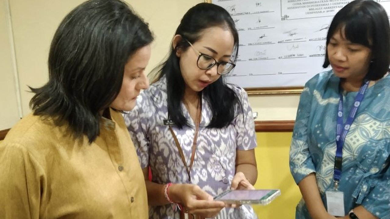 Pemerintah Provinsi Bali, didukung UNDP, memanfaatkan aplikasi SMILE untuk mempercepat penanganan rabies, mencatat stok vaksin *real time*, dan memantau suhu penyimpanan hingga masa kadaluarsa vaksin.