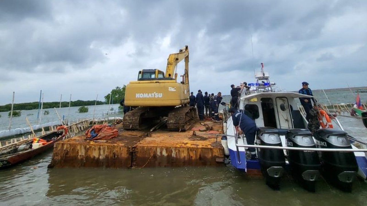 PT Tunas Ruang Pelabuhan Nusantara (TRPN) mengakui pelanggaran reklamasi di perairan Bekasi dan akan membongkar pagar laut sepanjang 3 km setelah terbukti melanggar aturan pemanfaatan ruang laut.