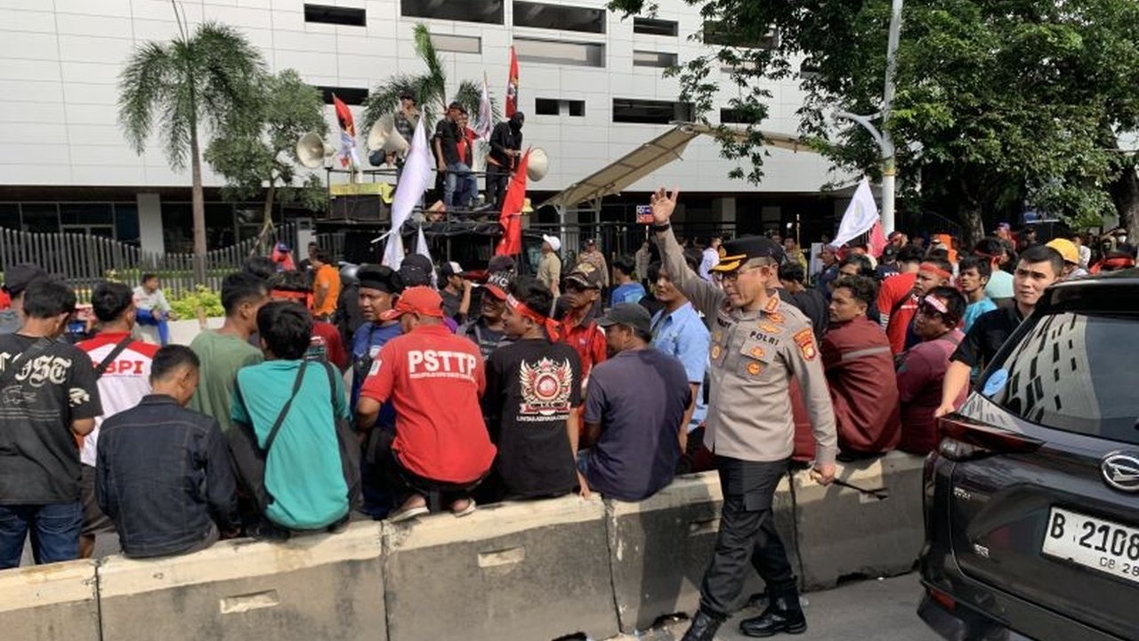 Kapolres Metro Jakarta Utara, Kombes Pol Ahmad Fuady, berhasil mengurai kemacetan panjang di Jalan Yos Sudarso akibat blokade ratusan sopir truk yang berunjuk rasa di depan Tower Pelindo Jakarta Utara pada Selasa siang.