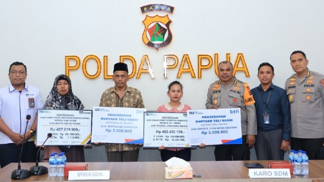 Dua anggota Polri yang gugur di Papua akibat serangan KKB menerima santunan Rp450 juta dari Asabri, ditambah bantuan pendidikan Rp30 juta per anak.