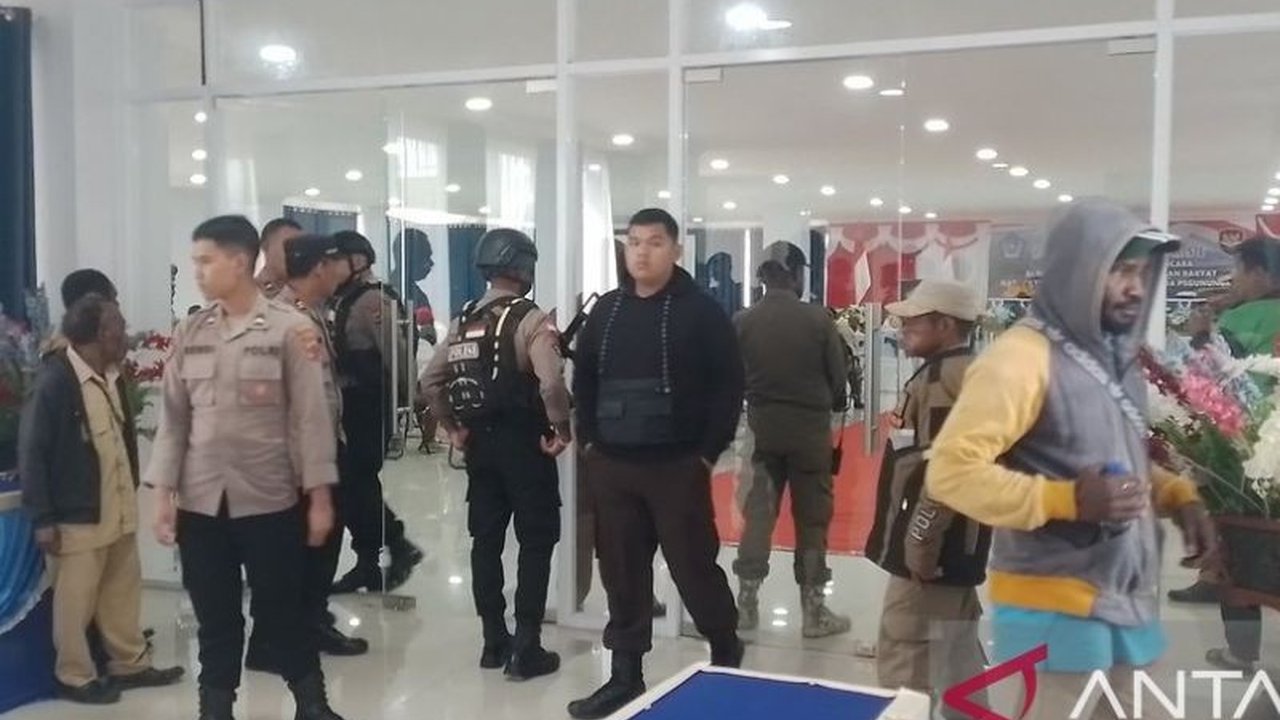 Polres Jayawijaya mengerahkan 33 personel untuk mengamankan tes tertulis dan wawancara calon anggota DPRK Jayawijaya jalur adat selama dua hari di Aula Kantor Bupati Jayawijaya, guna memastikan proses seleksi berjalan tertib dan aman.