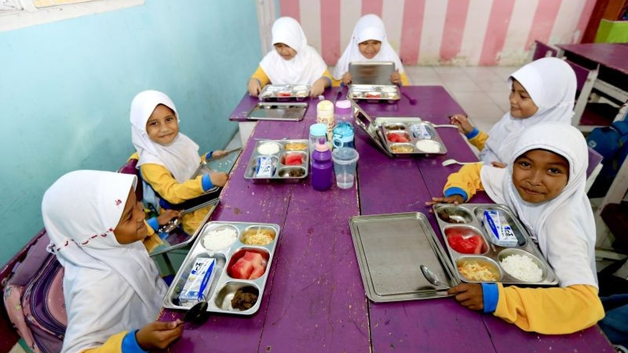 Penjabat Gubernur Gorontalo, Rudy Salahuddin, mengajak seluruh elemen masyarakat untuk mendukung penuh kesuksesan Program Makan Bergizi Gratis (MBG) bagi pelajar di Gorontalo, demi menciptakan generasi yang cerdas dan kompetitif.