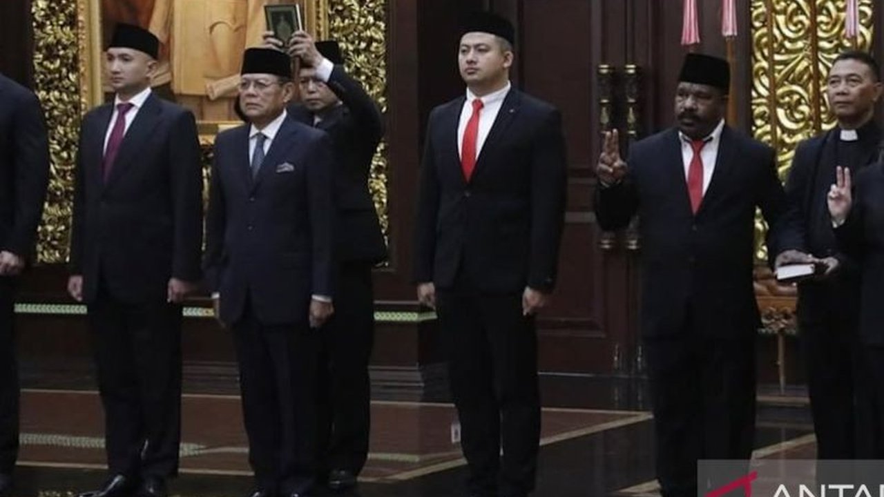 Menteri Pertahanan Sjafrie Sjamsoeddin resmi melantik Deddy Corbuzier sebagai salah satu staf khusus, bersama lima orang lainnya, untuk memperkuat pertahanan Indonesia.