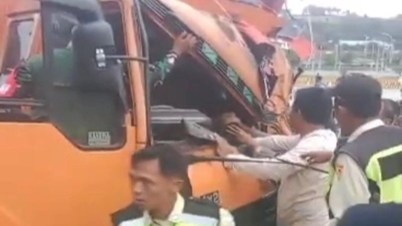 Kecelakaan maut terjadi di Bakauheni, Lampung Selatan, Selasa pagi, menewaskan seorang kernet akibat truk Fuso bermuatan kayu menabrak pohon diduga karena rem blong.