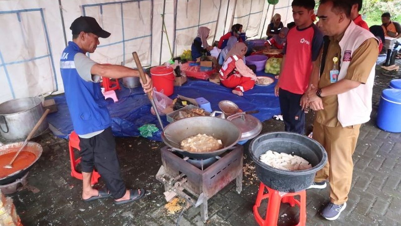 Dinas Sosial Lombok Barat mendirikan dapur umum dan menyiapkan 3.000 porsi makanan bergizi setiap hari untuk membantu para penyintas banjir di tiga kecamatan Lombok Barat yang terdampak bencana alam tersebut.