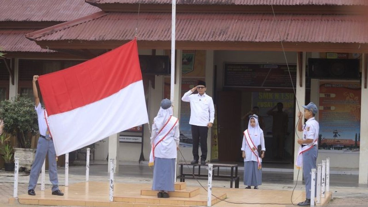 Ketua DPRD Kota Solok, Fauzi Rusli, mengajak siswa SMKN 1 Solok untuk bijak bermedia sosial dan menghadapi era digital dengan bekal ilmu pengetahuan, iman, dan takwa, guna mencetak generasi emas bangsa yang kompetitif.