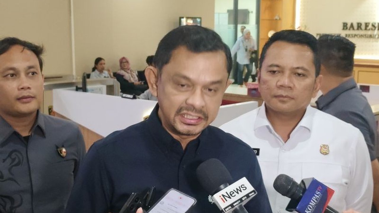 Bareskrim Polri berhasil menangkap empat warga negara Malaysia yang menyelundupkan 15 kilogram sabu ke Indonesia melalui jalur Pontianak, dengan satu tersangka lainnya masih buron.