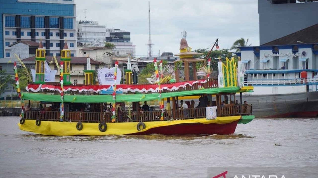 Kapal hias Kota Pontianak, dengan dominasi warna kuning dan ornamen Melayu Kalimantan Barat, berhasil memikat juri dan keluar sebagai juara Lomba Kapal Hias Saprahan Khatulistiwa 2025.