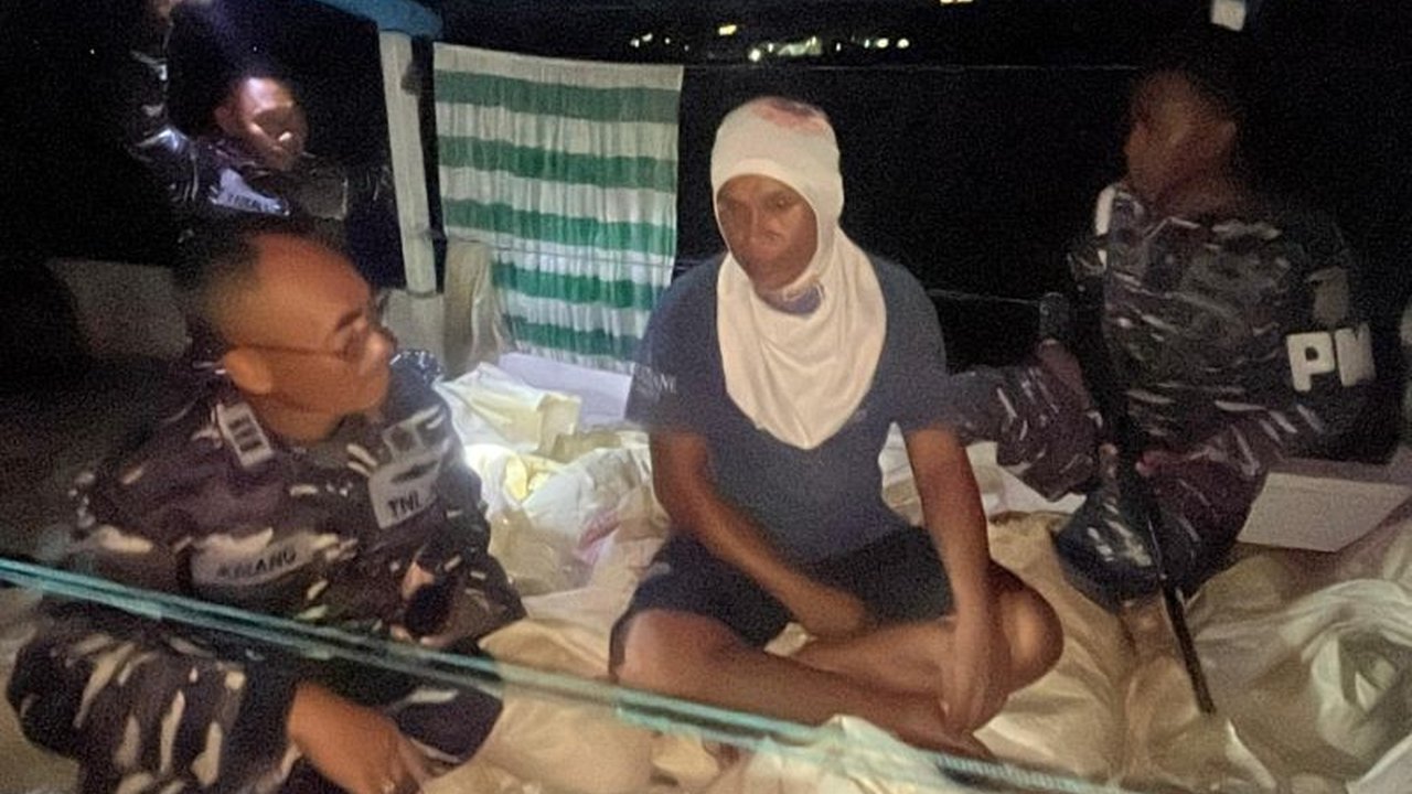 Lanal Labuan Bajo menangkap 16 nelayan yang melakukan penambangan pasir laut ilegal di perairan utara Labuan Bajo, NTT, dengan kerugian negara diperkirakan mencapai Rp1,8 miliar.