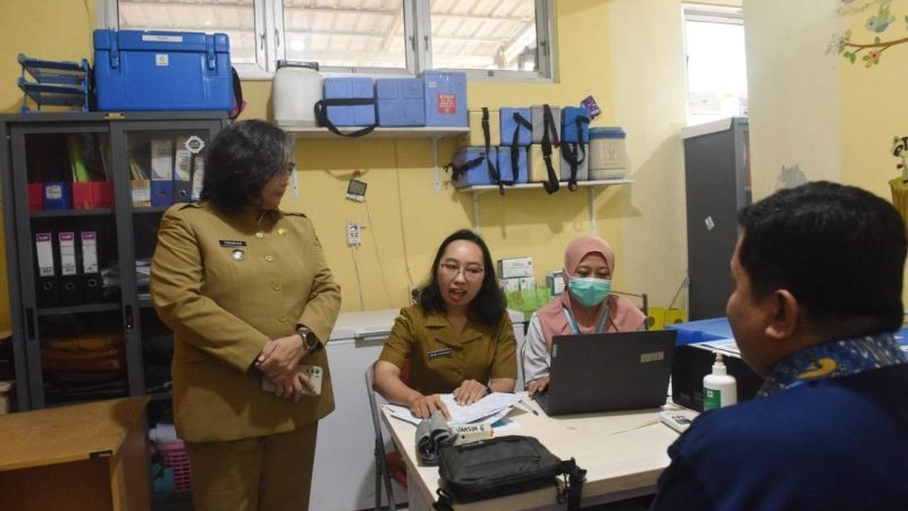 Pemerintah Kota Kediri meluncurkan program pemeriksaan kesehatan gratis di sembilan puskesmas, memanfaatkan aplikasi Satu Sehat untuk pendaftaran dan meningkatkan kesadaran kesehatan warga.