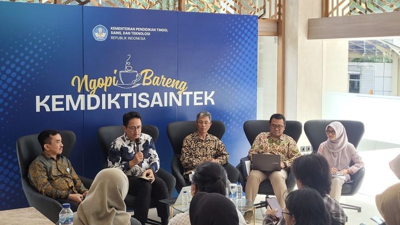 Kementerian Pendidikan, Riset, dan Teknologi (Kemdiktisaintek) mengubah paradigma riset dari berbasis topik menjadi berbasis masalah untuk menjawab kebutuhan nasional dan mengatasi keterbatasan pendanaan.