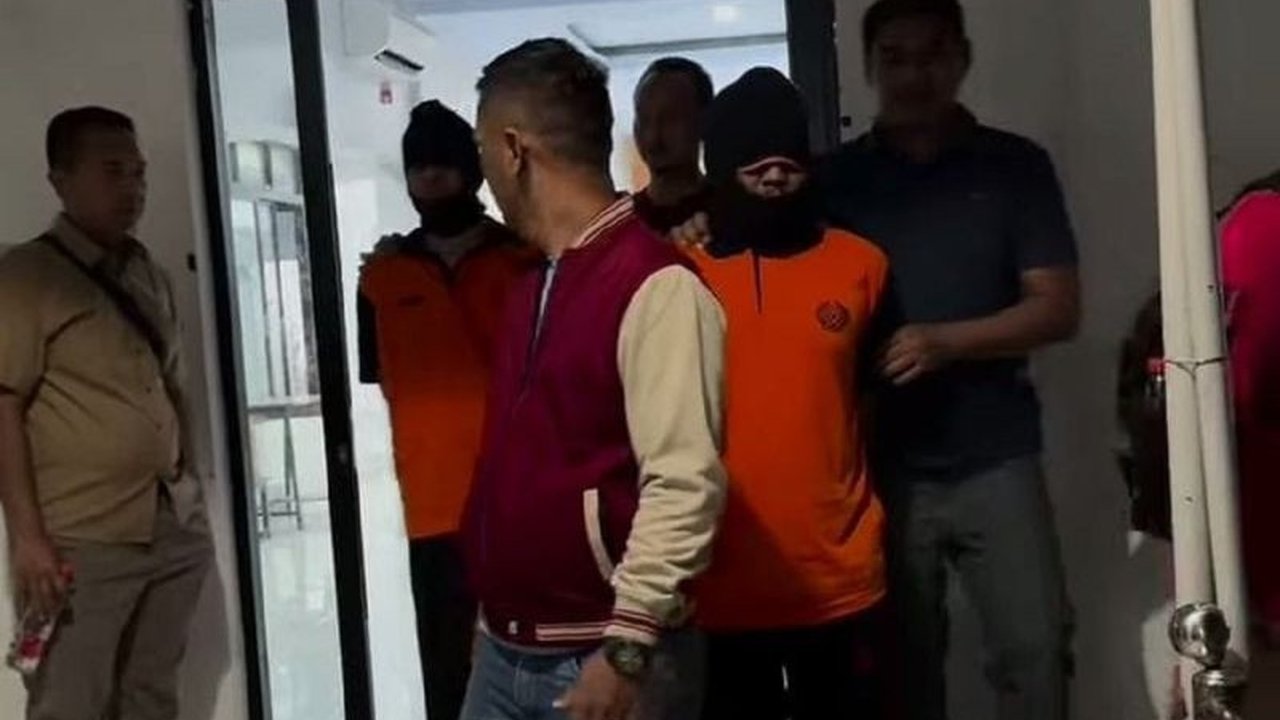 Lapas Kelas I Madiun memindahkan enam warga binaan ke Lapas Nusakambangan karena indisipliner, sebagai upaya menciptakan lingkungan yang aman dan tertib.