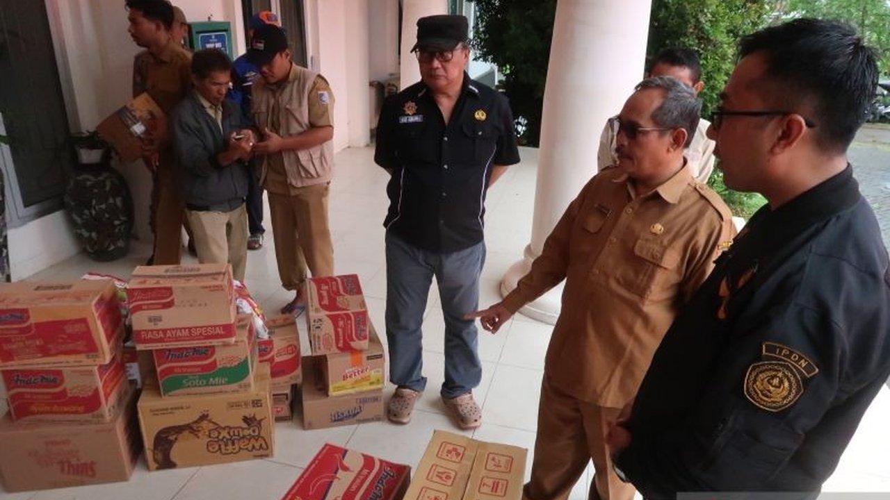 Banjir akibat luapan sungai di tiga kecamatan Lombok Barat, NTB, merendam ratusan rumah dan mengungsikan 340 kepala keluarga; BMKG memperingatkan potensi hujan tinggi hingga 20 Februari 2025.