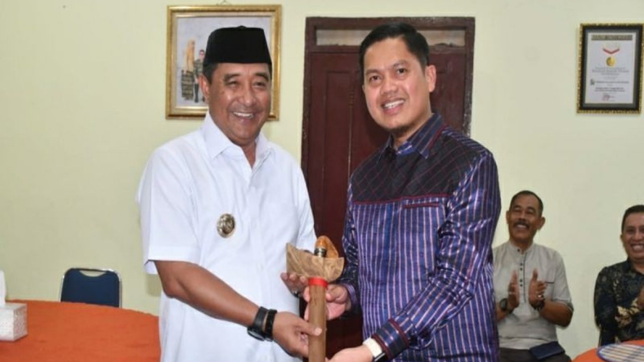 Penjabat Gubernur Sulawesi Barat mendorong Majene untuk mengoptimalkan potensi peternakan kambing dan perkebunan bawang guna meningkatkan perekonomian daerah dan menciptakan identitas khas Majene.