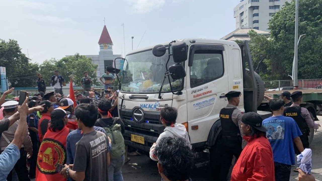 Ratusan sopir truk demo di Pelindo Jakarta Utara, menuntut penghapusan gate pass NPCT 1, penghapusan biaya masuk pelabuhan, dan perbaikan sistem bongkar muat yang dinilai memakan waktu lama.