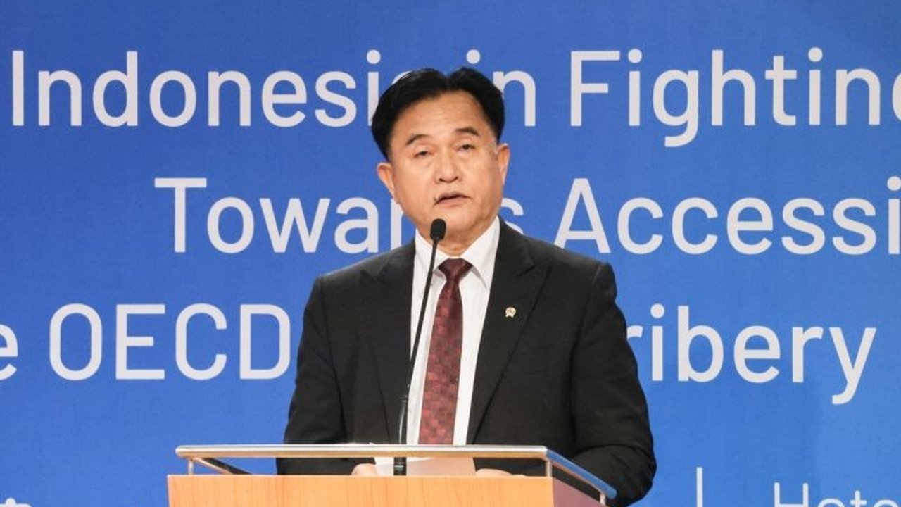 Keanggotaan penuh Indonesia di OECD memungkinkan Indonesia untuk menuntut pejabat asing yang terlibat kasus suap, sejalan dengan Konvensi Anti-Suap OECD.