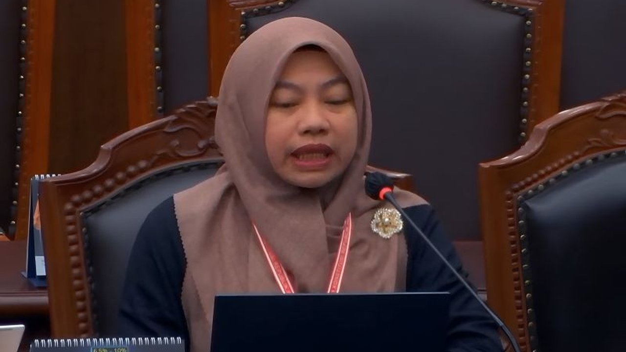 Pakar kepemiluan UI, Titi Anggraini, menilai meloloskan calon kepala daerah yang tak memenuhi syarat di Pilkada Gorontalo Utara 2024 sebagai cermin runtuhnya integritas pemilu dan meminta pemilu diulang.