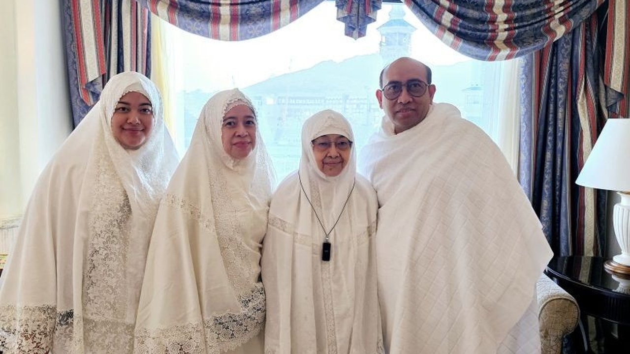 Presiden ke-5 RI Megawati Soekarnoputri bersama Puan Maharani menunaikan miqat di Masjid Tan'im, Mekkah, menandai kembalinya Megawati ke Tanah Suci setelah 11 tahun.