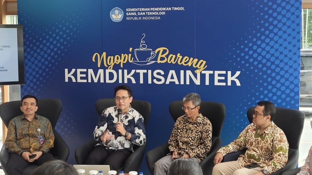 Kementerian Pendidikan, Riset, dan Teknologi (Kemdiktisaintek) merancang riset untuk mendukung Program Makan Bergizi Gratis (MBG) Presiden Prabowo Subianto, termasuk pengembangan alat pengolahan makanan dan sistem pertanian klaster.