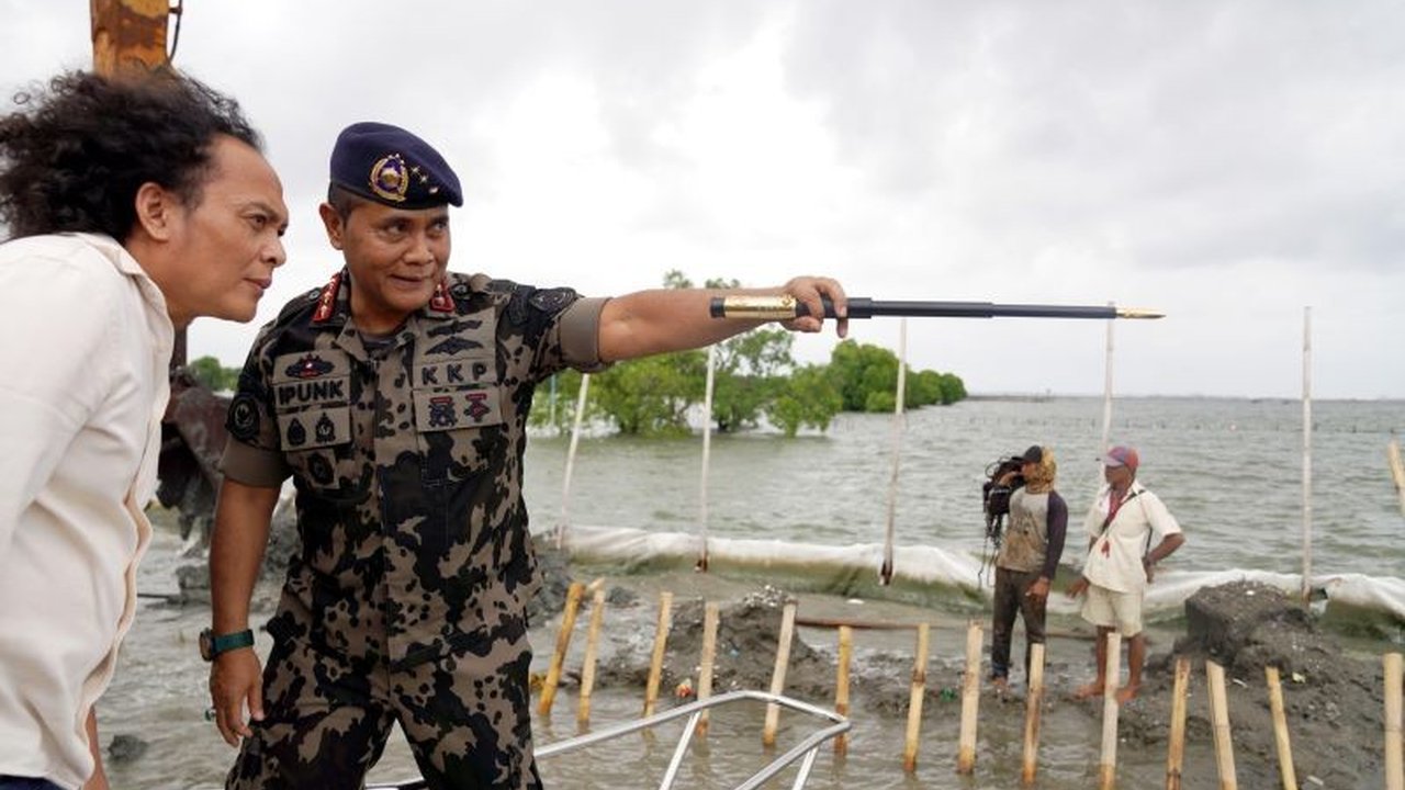 Kementerian Kelautan dan Perikanan (KKP) membongkar pagar laut ilegal di Bekasi sebagai tindak lanjut penyegelan pada Januari 2025, menjatuhkan sanksi administratif pada PT TRPN atas pelanggaran izin pemanfaatan ruang laut dan reklamasi.
