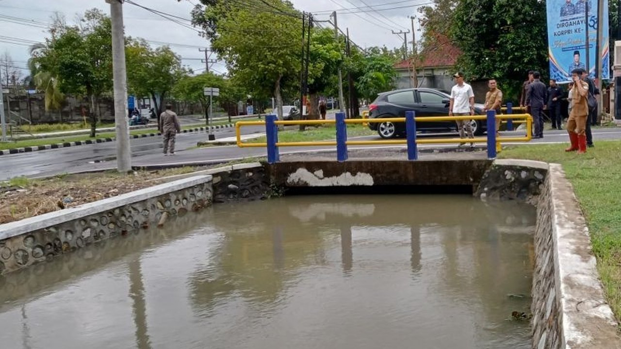 Pemerintah Kota Mataram melakukan intervensi sementara untuk mengatasi dampak cuaca ekstrem, termasuk pembuatan tanggul darurat dan normalisasi saluran air, meskipun belum ada warga yang mengungsi.