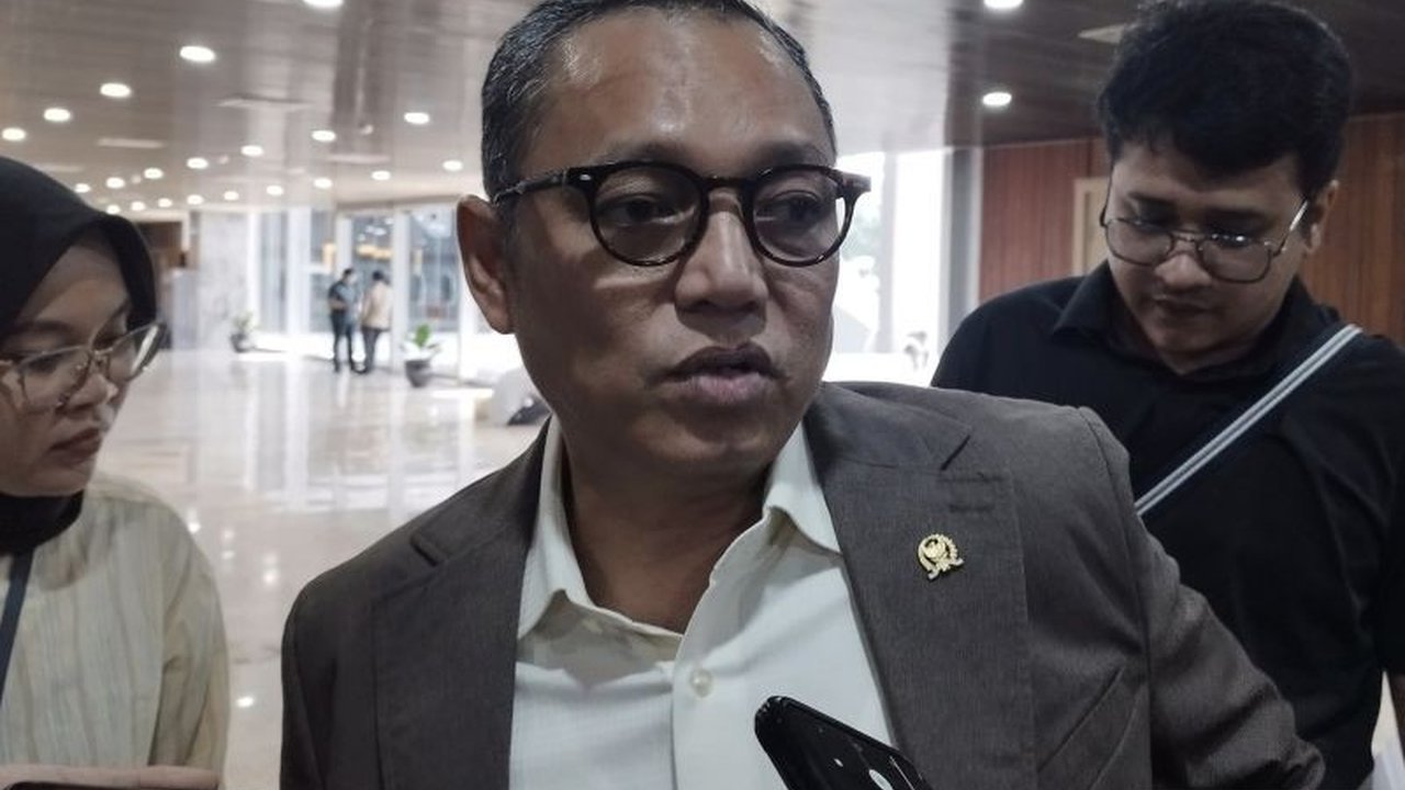 Anggota DPR usul 'retreat' kepala daerah untuk sinkronisasi visi Presiden Prabowo, sementara Wamendagri umumkan rencana 'retreat' di Akmil Magelang, memicu pertanyaan efektivitas di tengah kebijakan efisiensi anggaran pemerintah.