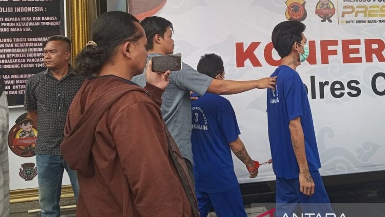 Polres Cirebon Kota berhasil menangkap tiga pelaku pembobolan minimarket yang telah beraksi di berbagai wilayah Jawa Barat, menyebabkan kerugian hingga Rp37 juta.