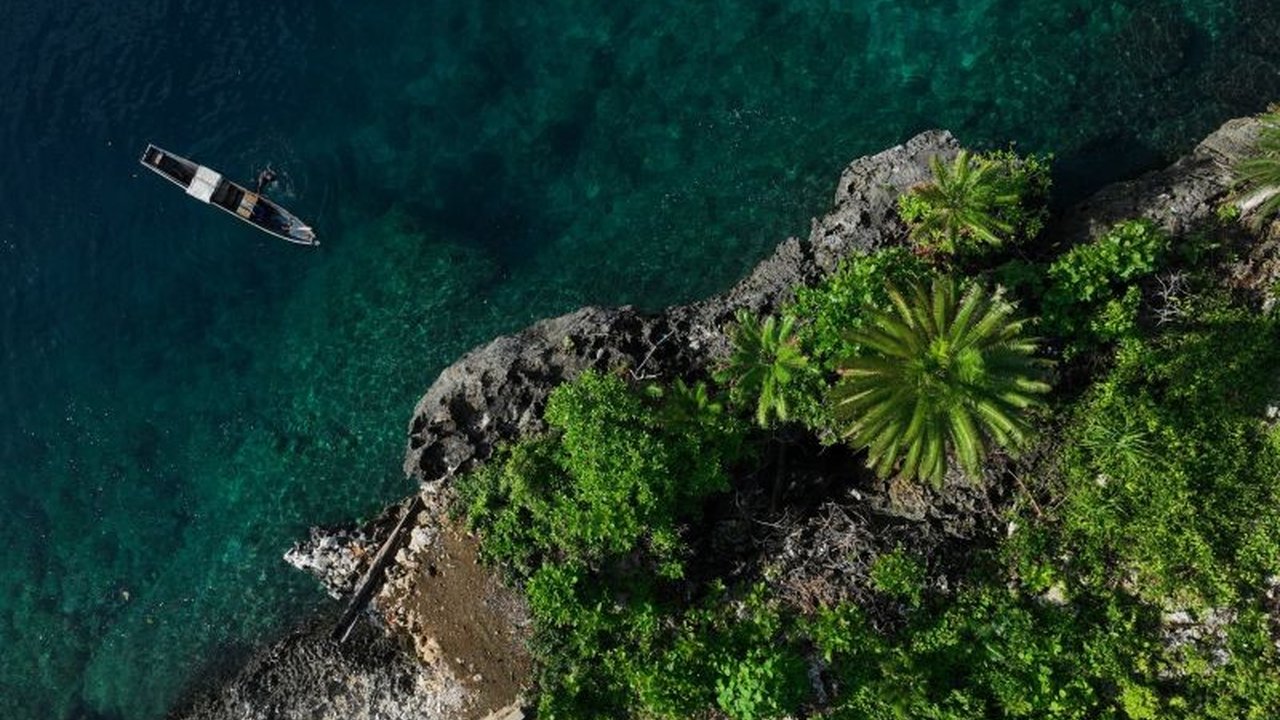 Kementerian Kehutanan (Kemenhut) RI mendorong pertumbuhan ekonomi biru berkelanjutan melalui pemberdayaan ekosistem laut dan masyarakat pesisir, memanfaatkan potensi perikanan, budidaya laut, dan ekowisata.