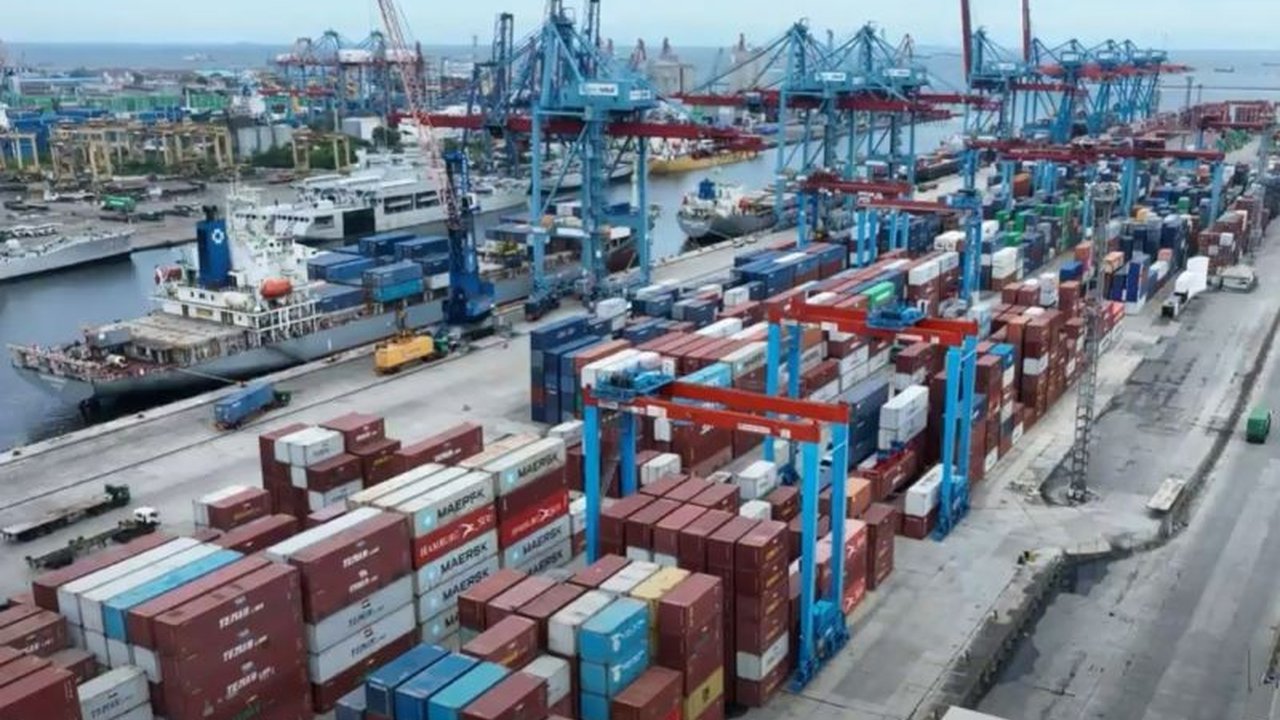 PT Pelindo Terminal Petikemas mencatat peningkatan arus peti kemas internasional sebesar 10,28 persen di tahun 2024, didorong oleh pertumbuhan ekspor dan impor serta peningkatan kunjungan kapal di berbagai terminal.