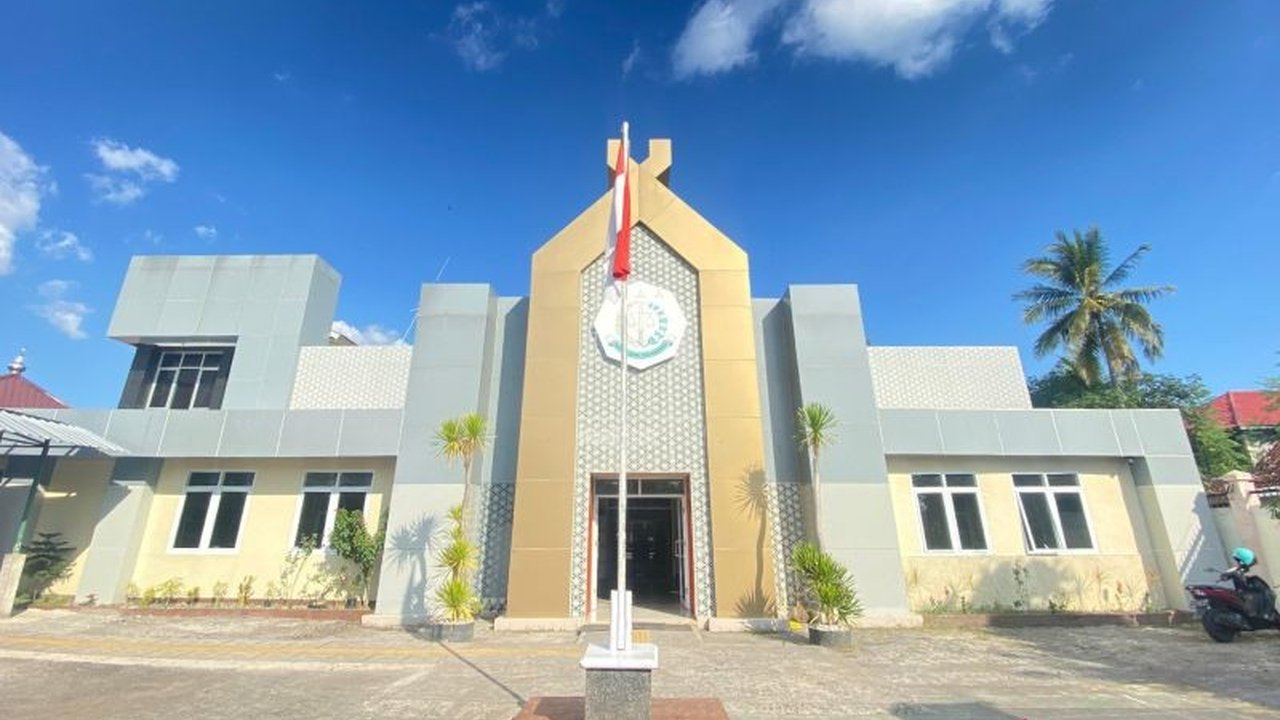 Kejaksaan Negeri Dompu telah memeriksa 20 saksi terkait dugaan korupsi dana PKK tahun 2022-2023, termasuk istri Bupati Dompu,  berdasarkan laporan masyarakat yang menuding adanya penyelewengan anggaran senilai Rp2 miliar.