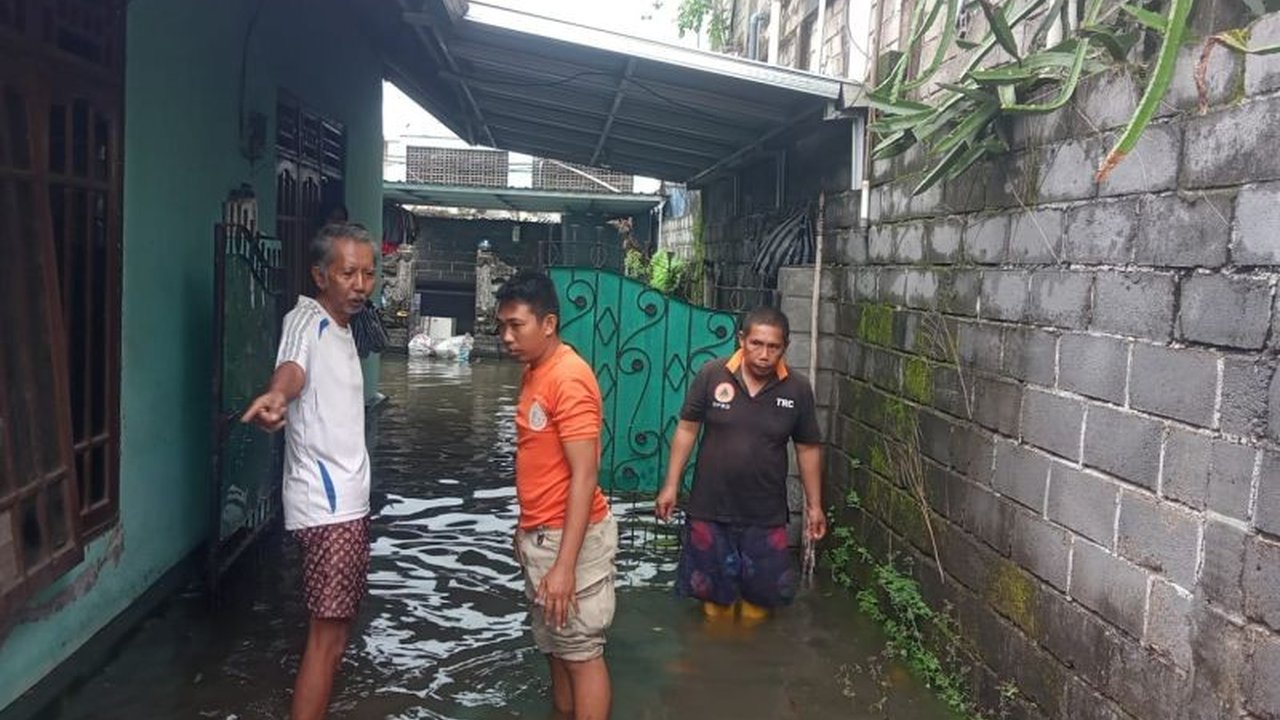 Sekitar 500 kepala keluarga di Mataram, NTB, terdampak banjir akibat luapan Kali Unus setelah hujan deras dan jebolnya tanggul di beberapa titik,  namun warga memilih bertahan di rumah masing-masing.