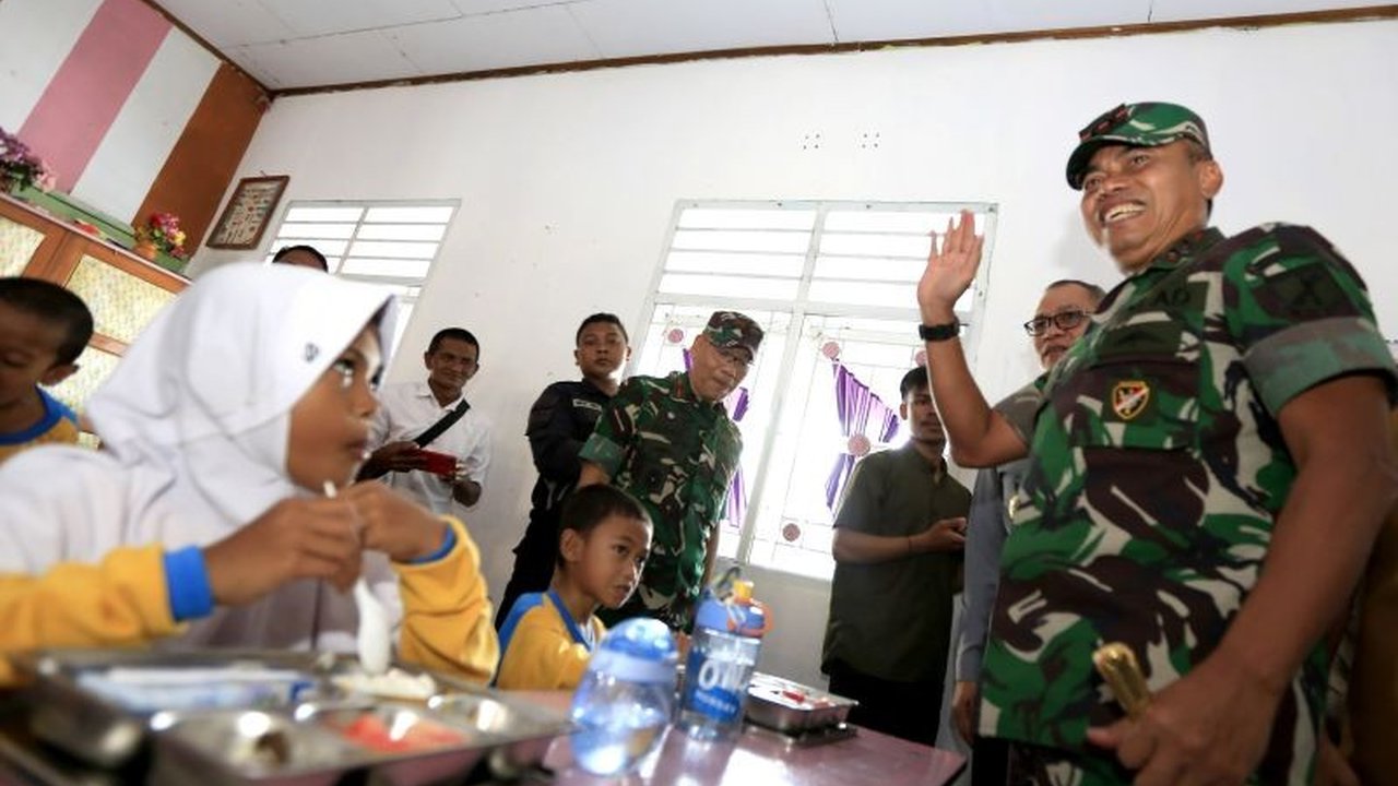 Pangdam XIII/Merdeka Mayjen TNI Suhardi meninjau langsung program Makanan Bergizi Gratis (MBG) di Gorontalo, menekankan pentingnya dukungan semua pihak demi generasi emas Indonesia 2045.