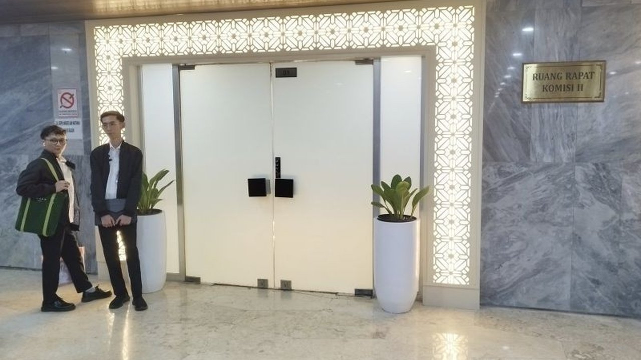 Komisi II DPR RI melakukan rapat tertutup untuk mengevaluasi kinerja Pimpinan DKPP berdasarkan Tata Tertib DPR yang baru, mencakup pengawasan kinerja dan menampung aspirasi terkait penyelenggaraan Pilkada dan Pilpres.