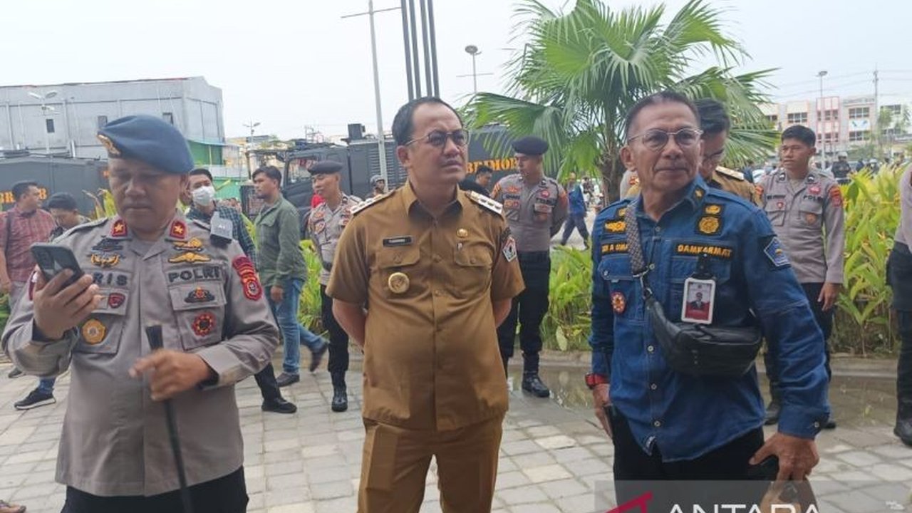 Penjabat Wali Kota Kendari, Parinringi, memimpin investigasi penyebab kebakaran di sebuah mal di Kelurahan Bende, yang berhasil dipadamkan setelah dua jam oleh Dinas Damkar Kota Kendari.