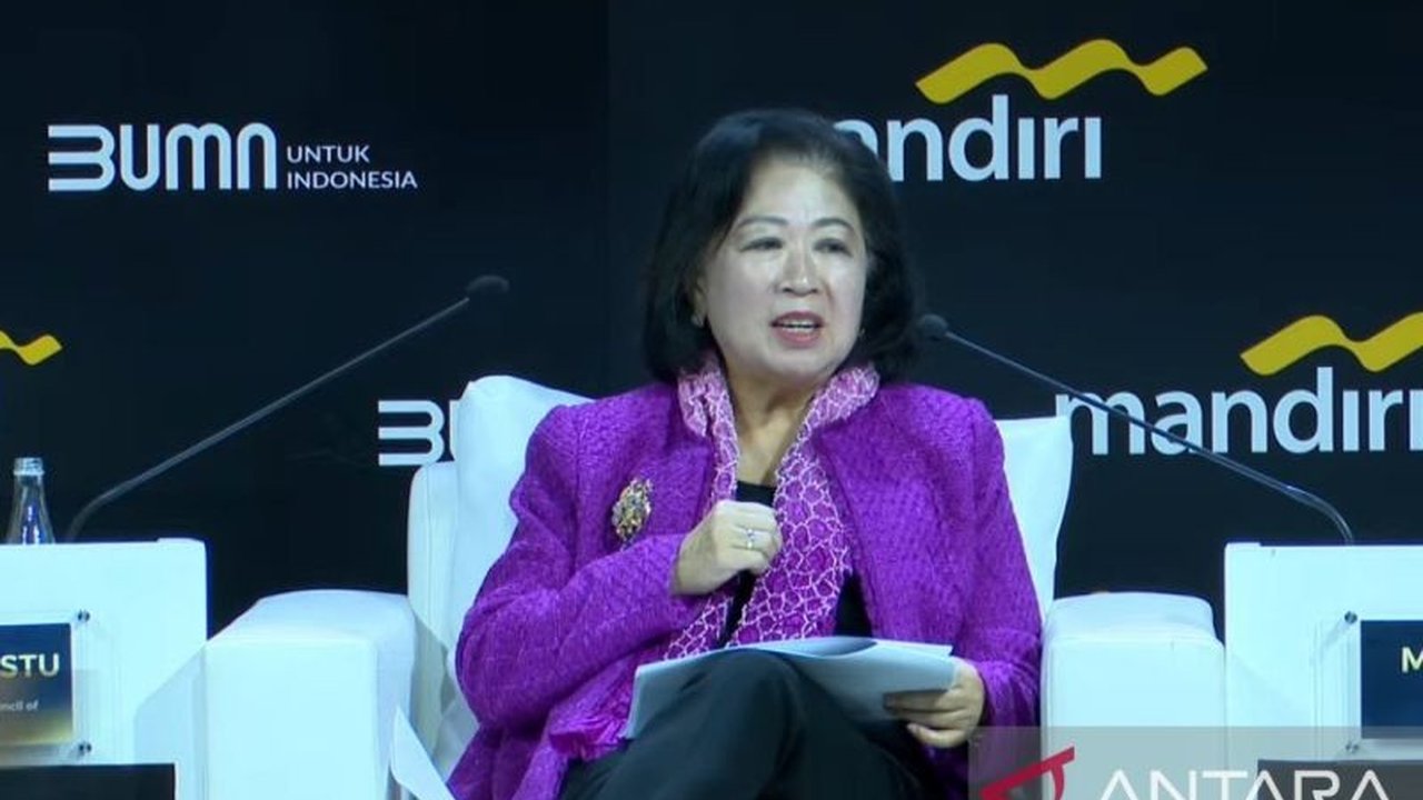 Wakil Ketua DEN, Mari Elka Pangestu, menekankan perlunya modernisasi sektor jasa dan penanganan sektor informal untuk mendorong pertumbuhan ekonomi Indonesia, meningkatkan daya saing, dan memperluas kelas menengah.