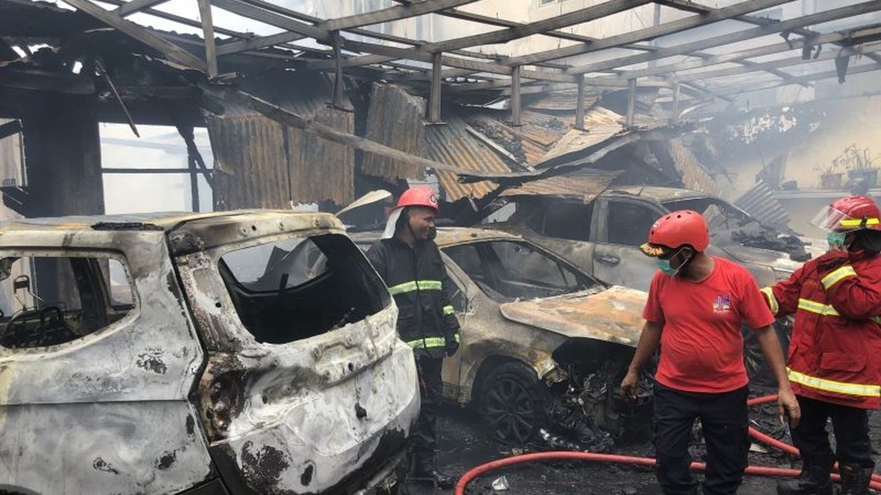 Tujuh armada Damkar Ambon dikerahkan untuk memadamkan kebakaran rumah di Jl. WR Supratman, Ambon, yang diduga disebabkan oleh percikan api dari mobil yang terparkir, mengakibatkan kerugian ditaksir miliaran rupiah dan kemacetan parah.