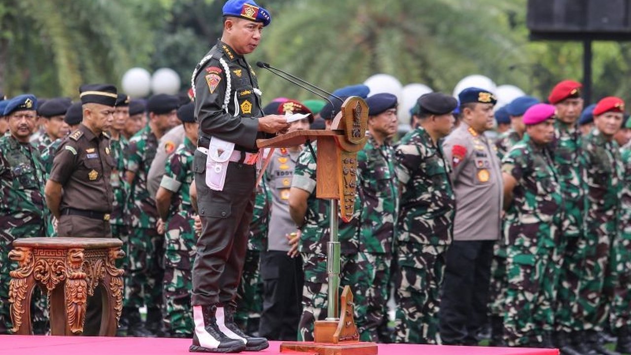 Panglima TNI Jenderal Agus Subiyanto melakukan rotasi besar-besaran terhadap 65 perwira tinggi di lingkungan TNI AD, AU, dan AL, dengan Mayjen TNI Novi Helmy Prasetya kini memimpin Akademi TNI.