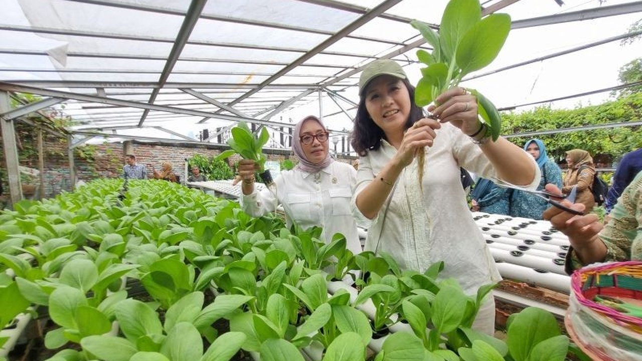 Menteri Pemberdayaan Perempuan dan Perlindungan Anak (PPPA) mengajak kementerian/lembaga berkolaborasi membangun Ruang Bersama Indonesia (RBI) di Kampung Jimpitan, Tangerang, sebagai percontohan untuk desa-desa lain, fokus pada ketahanan pangan keluarga.