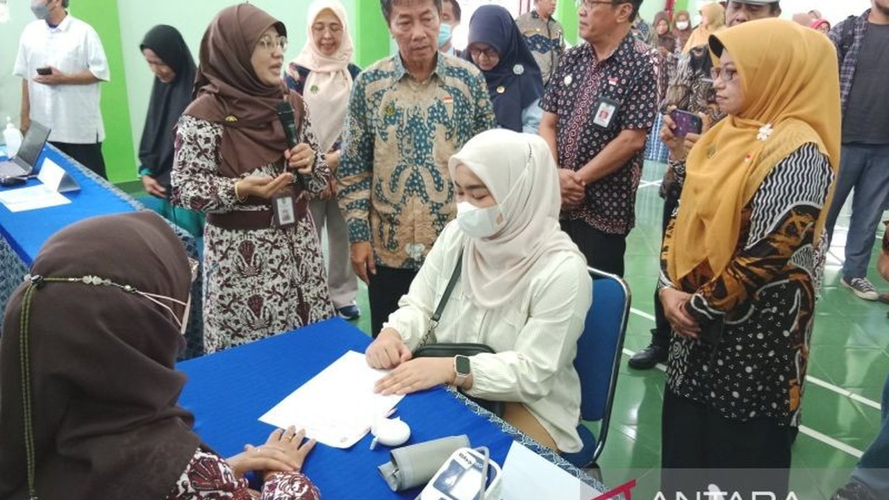 Pemerintah Kota Yogyakarta meluncurkan program Cek Kesehatan Gratis (CKG) di 18 puskesmas, memberikan layanan pemeriksaan kesehatan gratis bagi warga, terutama yang berulang tahun di Januari-Februari, hingga 30 April 2025.