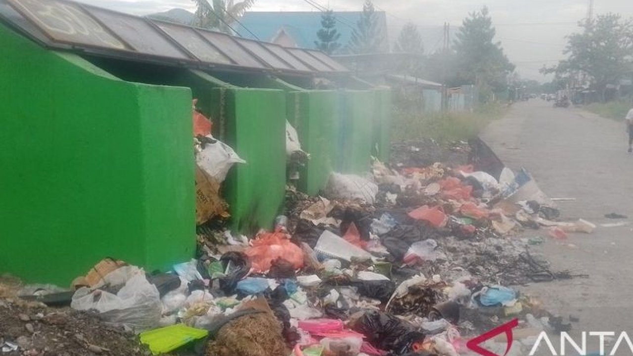 Pemerintah Kabupaten Jayawijaya mengimbau warga untuk membuang sampah hanya pada pukul 18.00-06.00 WIT guna menjaga kebersihan dan kenyamanan lingkungan di Wamena, Papua Pegunungan.