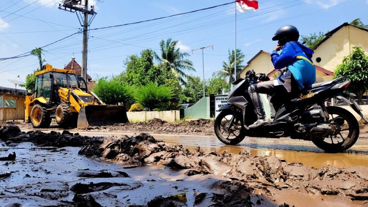 Banjir bandang yang melanda Situbondo, Jawa Timur pada 3-6 Februari 2025 mengakibatkan kerugian materiil mencapai Rp50 miliar, meliputi kerusakan rumah warga, infrastruktur, dan jembatan.