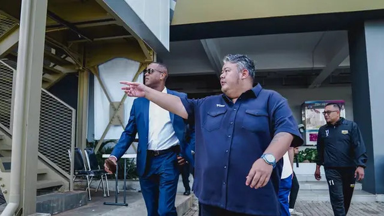 Pelatih Timnas Indonesia, Patrick Kluivert, dan dua asistennya, Alex Pastoor dan Denny Landzaat, mengunjungi Dewa United Sports Center di Kabupaten Tangerang, pada Selasa (11/2/2025). (Bol